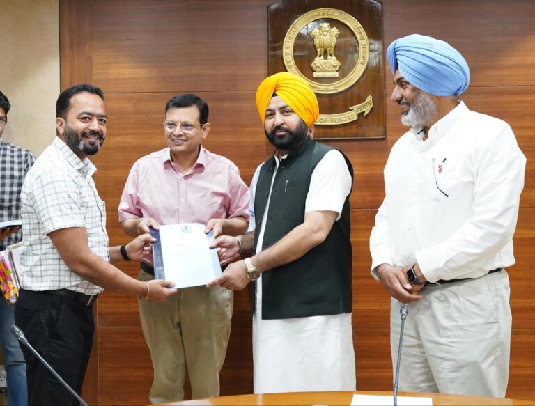 ਹਰਦੀਪ ਸਿੰਘ ਮੁੰਡੀਆਂ ਨੇ ਤਹਿਸੀਲਦਾਰਾਂ ਅਤੇ ਨਾਇਬ ਤਹਿਸੀਲਦਾਰਾਂ ਨੂੰ ਤਰੱਕੀ ਪੱਤਰ ਸੌਂਪੇ