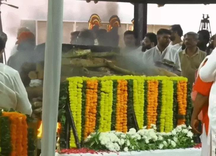 ਬਾਲੀਵੁੱਡ ਗਾਇਕਾ ਆਸ਼ਾ ਭੋਂਸਲੇ ਦਾ ਸਰਕਾਰੀ ਸਨਮਾਨਾਂ ਨਾਲ ਕੀਤਾ ਗਿਆ ਅੰਤਿਮ ਸਸਕਾਰ