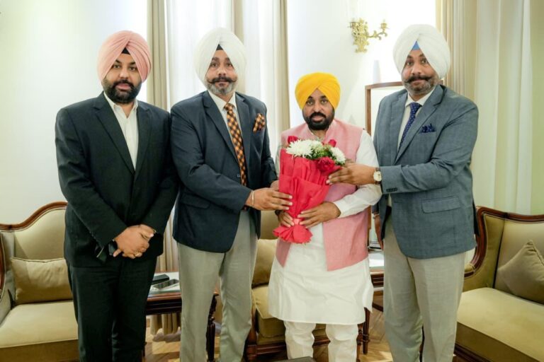 ‘ਆਪ’ ‘ਚ ਸ਼ਾਮਲ ਹੋਏ Ghumman Brothers, CM MANN ਨੇ ਪਾਰਟੀ ‘ਚ ਕਰਾਇਆ ਸ਼ਾਮਲ