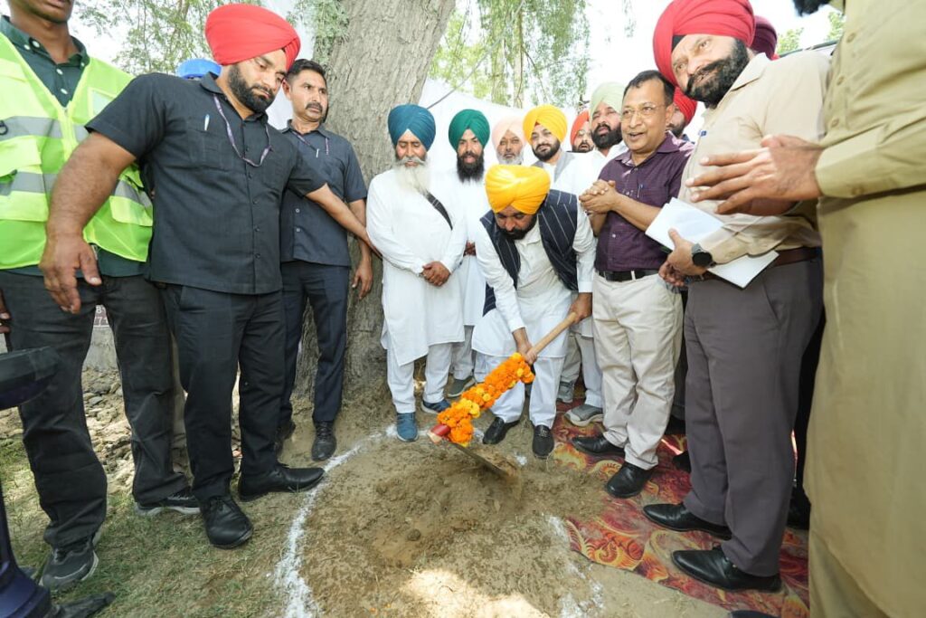 ਪਿੰਡ ਸਤੌਜ ਤੋਂ ਬਿਜਲੀ ਦੀਆਂ ਤਾਰਾਂ ਅੰਡਰਗਰਾਊਂਡ ਕਰਨ ਦੇ ਪ੍ਰਾਜੈਕਟ ਦੀ ਸ਼ੁਰੂਆਤ, ਪਿੰਡਾਂ ਨੂੰ ਖੰਭਿਆਂ ਤੋਂ ਮੁਕਤ ਕਰਨ ਨਾਲ ਪੰਜਾਬ ਦੇ ਕਿਸਾਨਾਂ ਨੂੰ ਵੱਡੀ ਰਾਹਤ ਮਿਲੇਗੀ : CM ਭਗਵੰਤ ਮਾਨ 