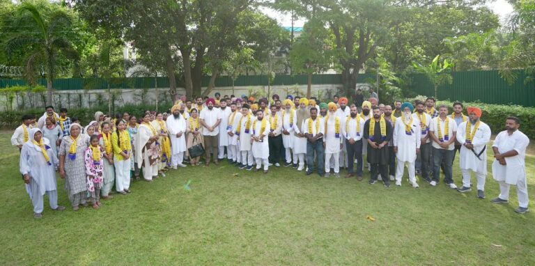 ਅਕਾਲੀ ਦਲ ਅਤੇ ਕਾਂਗਰਸ ਦੇ ਆਗੂਆਂ ਨੇ ਫੜਿਆ ‘ਆਪ’ ਦਾ ਪੱਲਾ, ਸੈਂਕੜੇ ਆਗੂ ਤੇ ਵਰਕਰ ਪਾਰਟੀ ‘ਚ ਹੋਏ ਸ਼ਾਮਲ